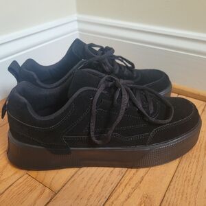 Men's Size 10 Black/Suede Low Top Sneaker